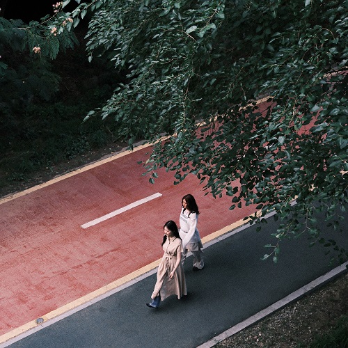 250930_김예원, 김보미_빈틈에서_cover500.jpg